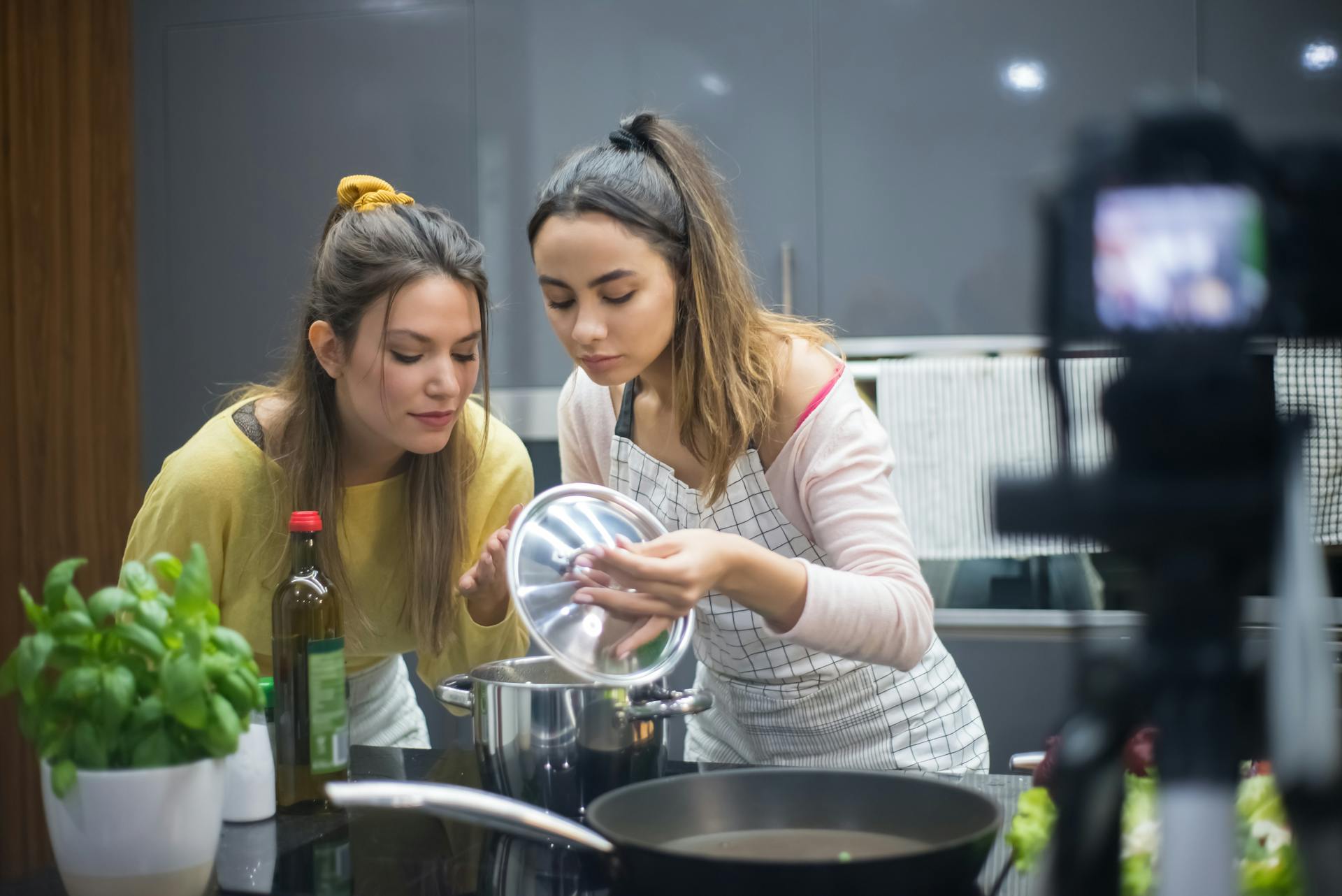 Menschen kochen gemeinsam in einer Küche